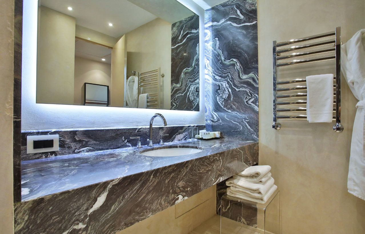 интерьер ванной комнаты в номере Luxe